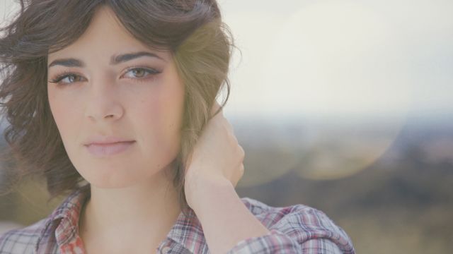 Mia sjaji u spotu za prvi singl ‘Budi mi blizu’
