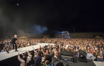 Maestralni koncert neprikosnovenog Dine Merlina u Slavonskom Brodu oduševio publiku