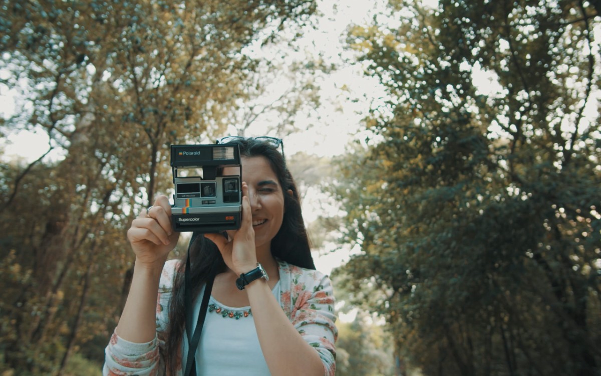 Dina Rizvić u spotu za novi singl “Samo ti” polaroid fotoaparatom otkriva ljepote Istre