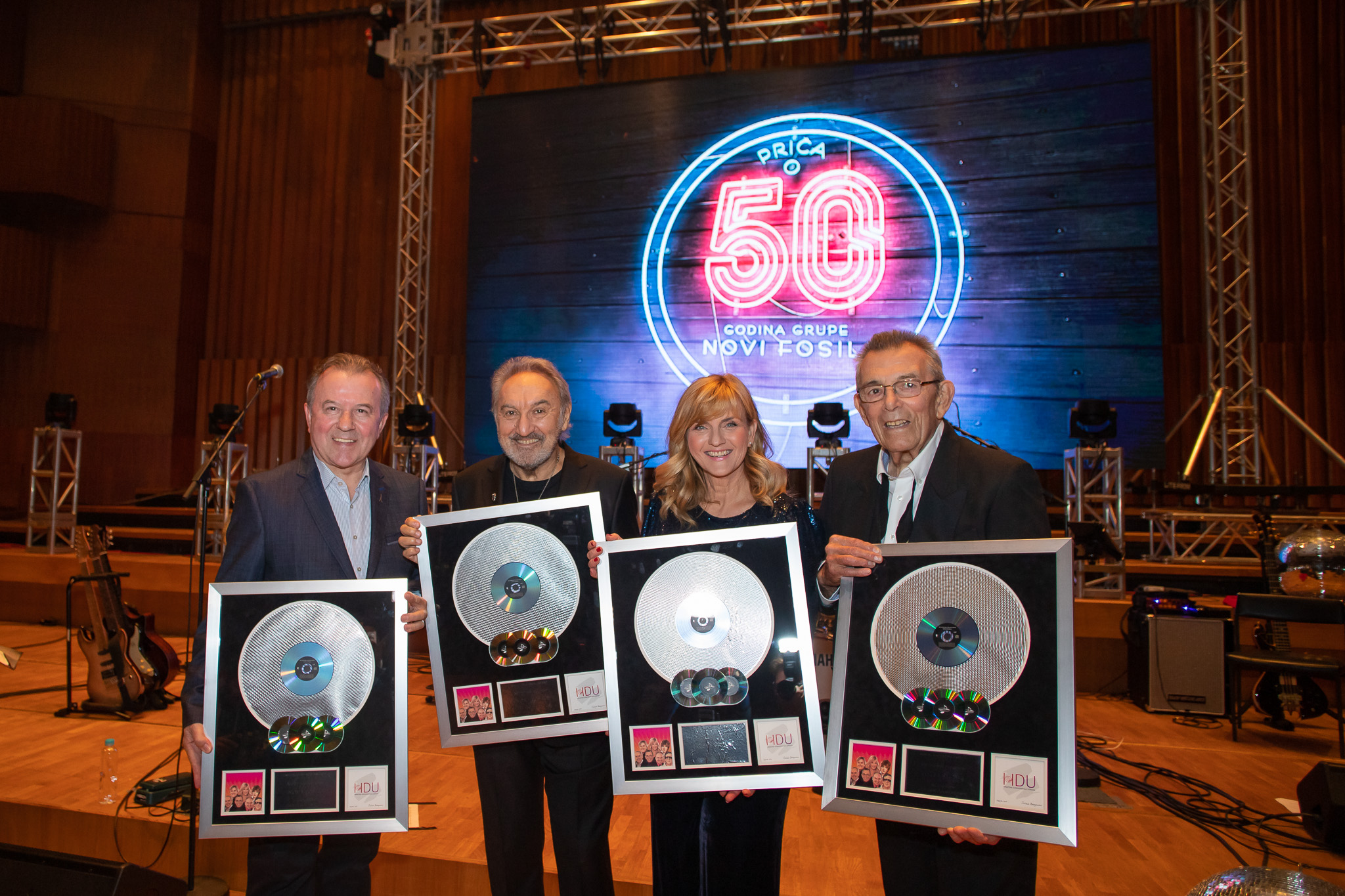 Novi fosili s dva koncerta u Lisinskom proslavili 50 godina i dobili Multi-platinum award HDU-a