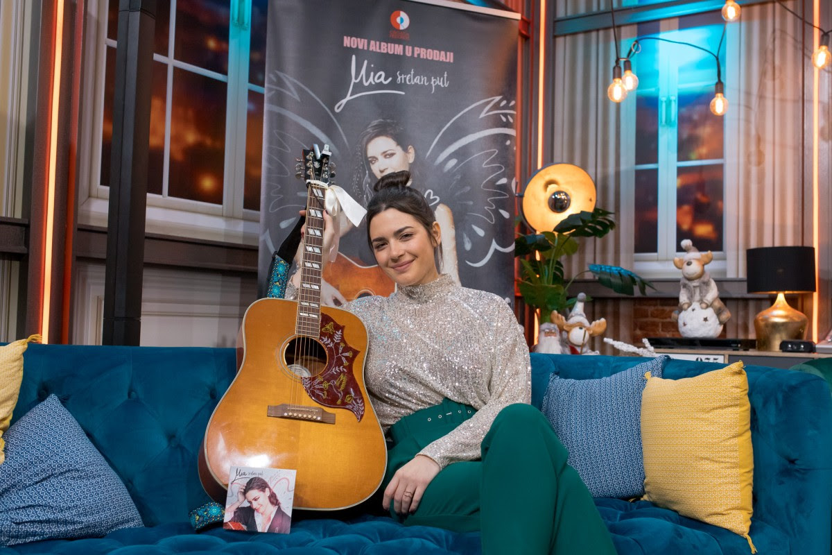 Nakon još jednog trijumfa u rasprodanom Lisinskom, Mia Dimšić u studiju Croatia Recordsa predstavila novi album “Sretan put”