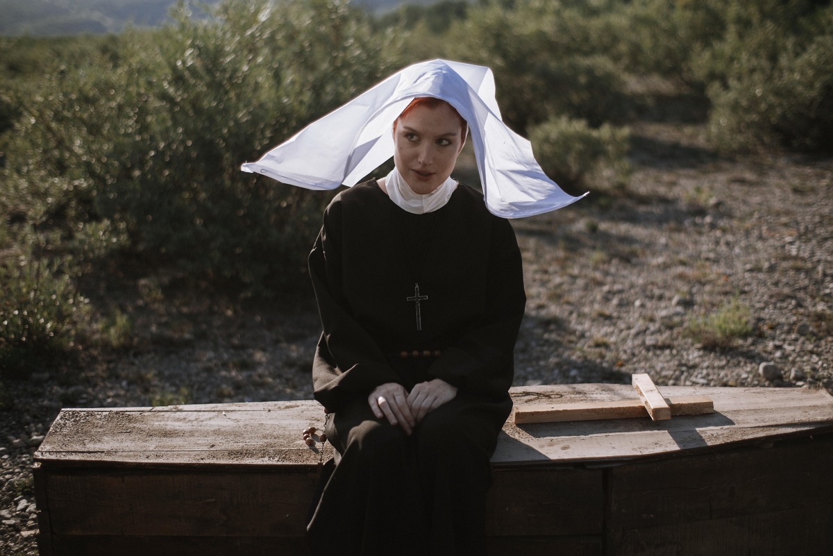 Mirna Škrgatić utjelovila tri različita ženska lika u spotu za pjesmu Usne grizem inspiriranu vlastitom anksioznošću