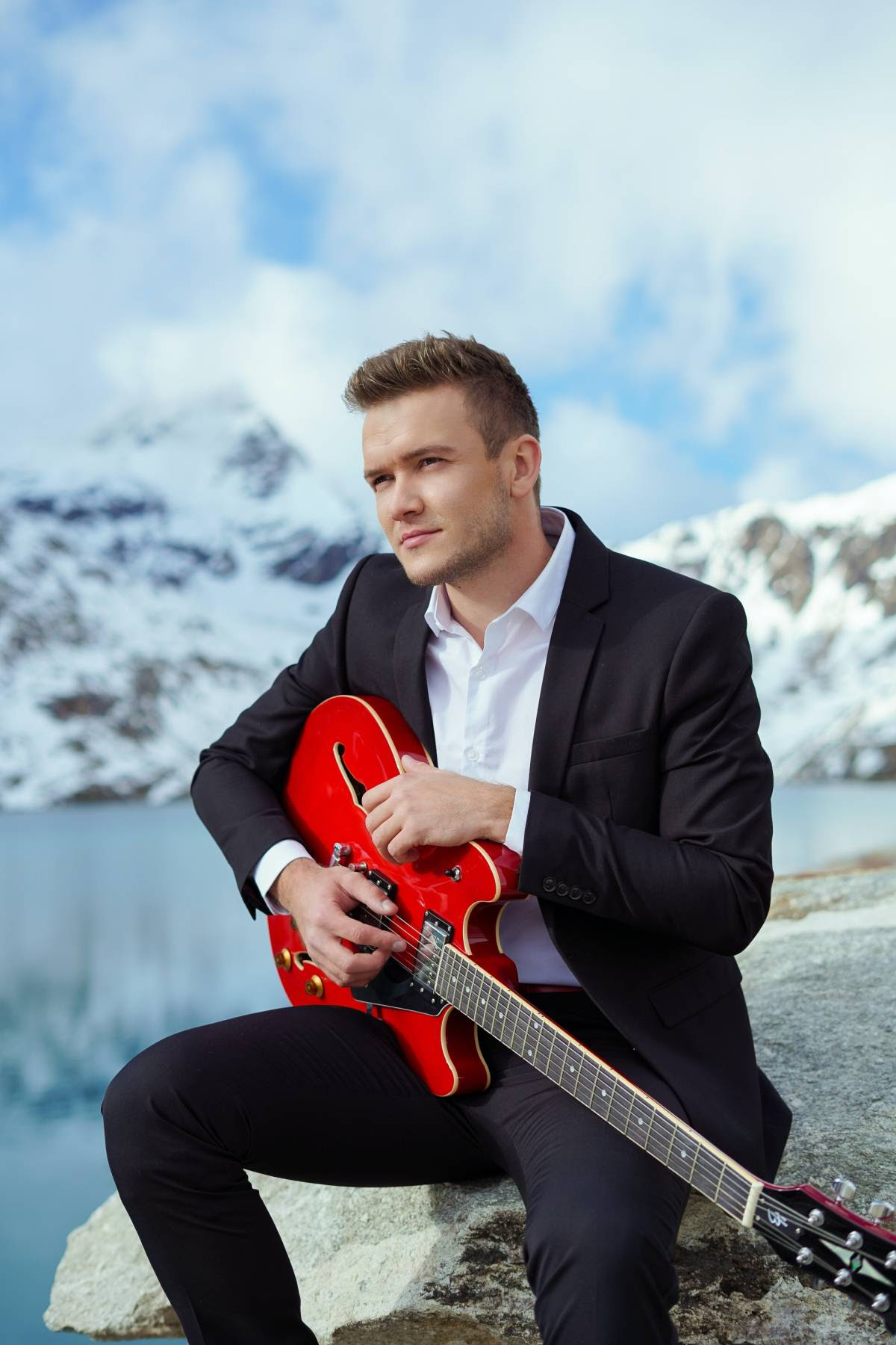 Luka Basi na godišnjicu karijere predstavio novi hit singl Prokleto zlato Luka Basi na godišnjicu karijere predstavio novi hit singl Prokleto zlato