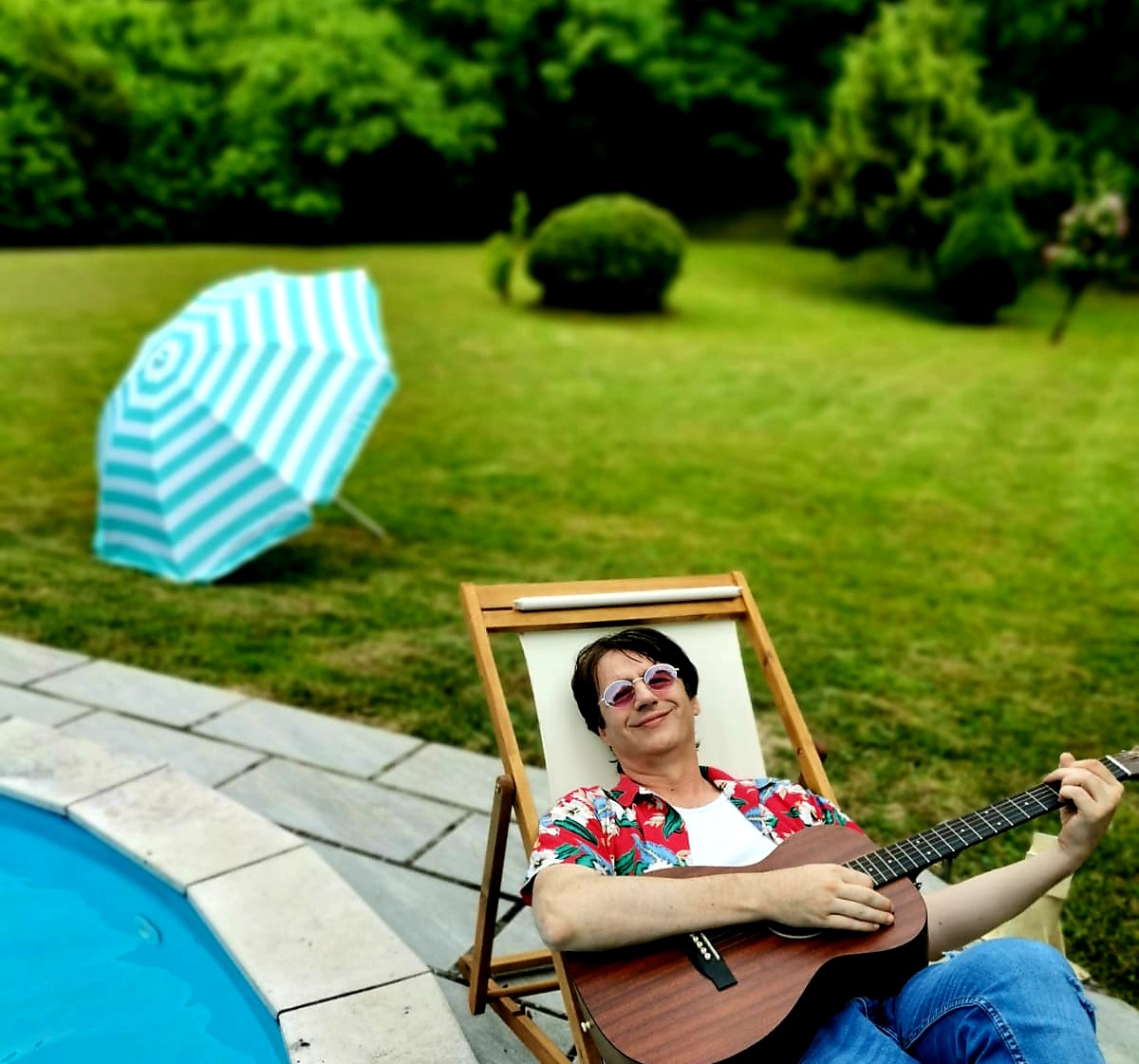 Boris Novković uz bazen i s gitarom lakše podnosi ljetne vrućine