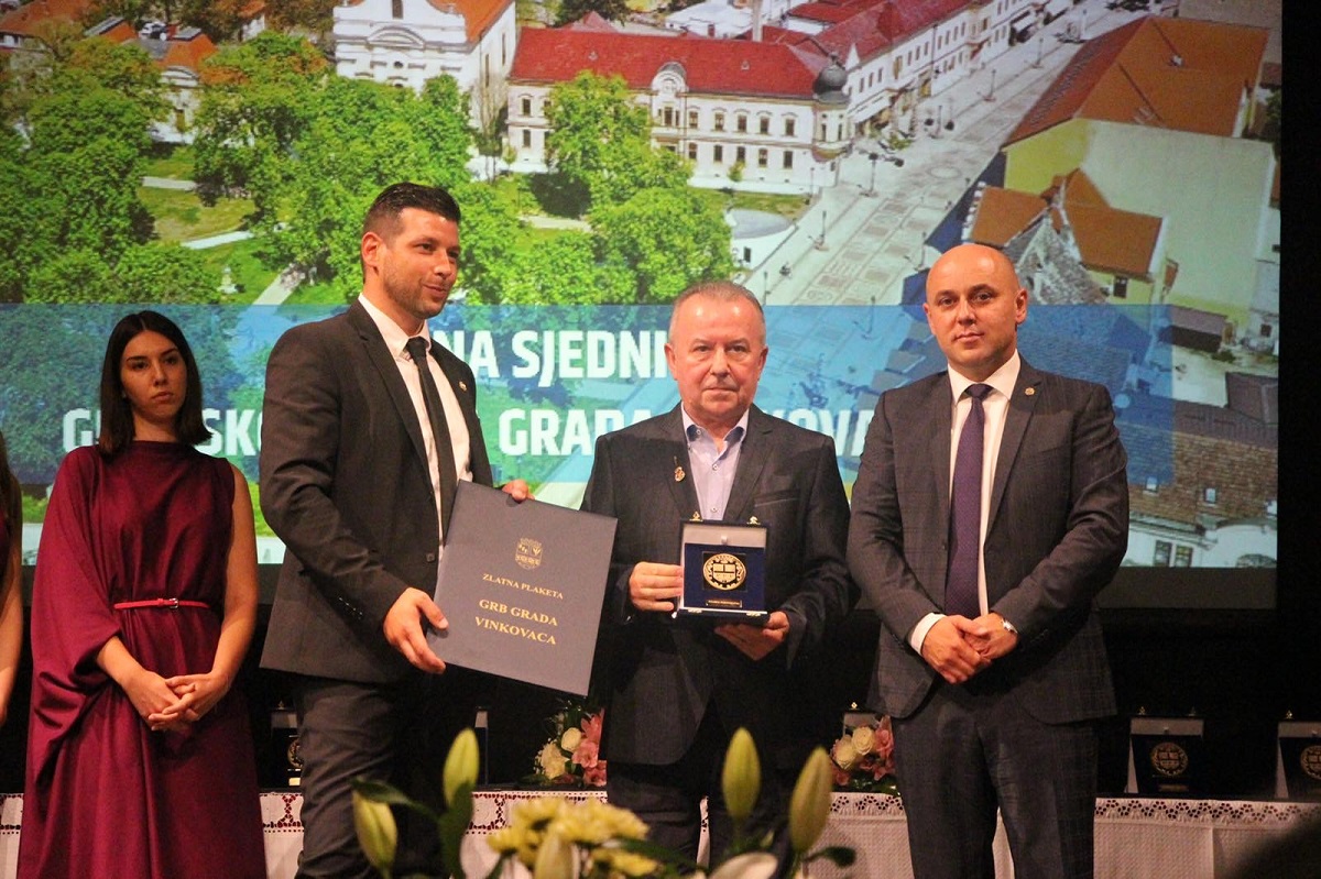 Želimir Babogredac, direktor diskografske kuće Croatia Records, dobitnik je Zlatne plakete “Grb Grada Vinkovaca” 2021.