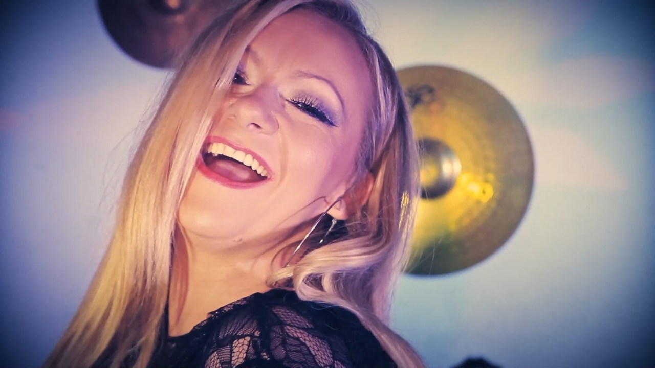 Ixes razbijaju depresivne dane uz plesnu funky pop poslasticu “Nisam tvoja bejbe”