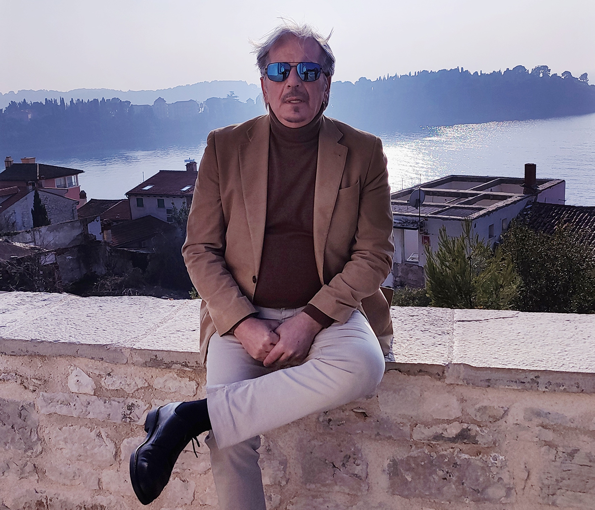 Izvor Oreb i supruga Emilija Karlavaris glavni su protagonisti u spotu “Moja Emilija” Davora Radolfija