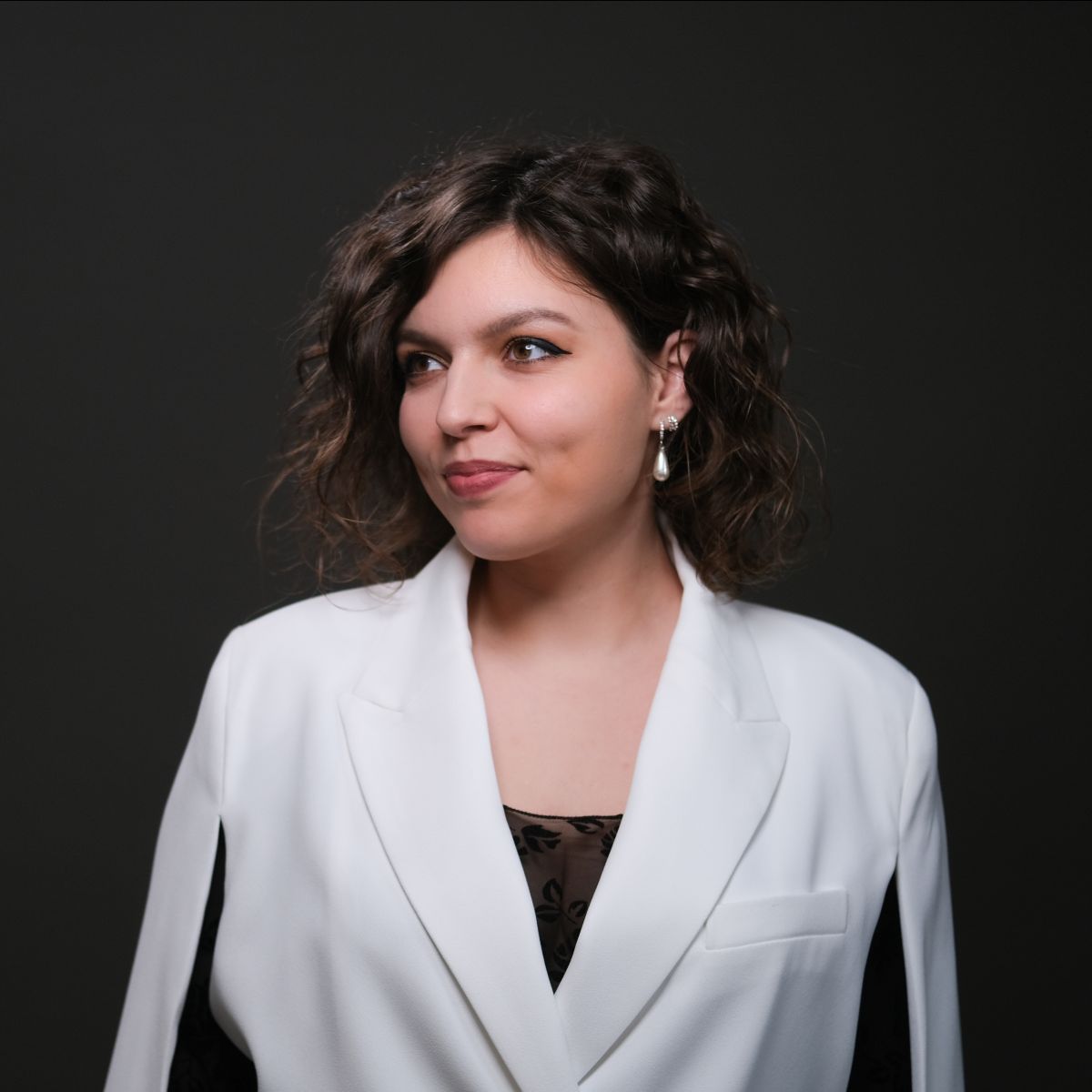 “Dopusti mi” je sjajan treći singl kantautorice Pave – glas i osmijeh koji očaravaju