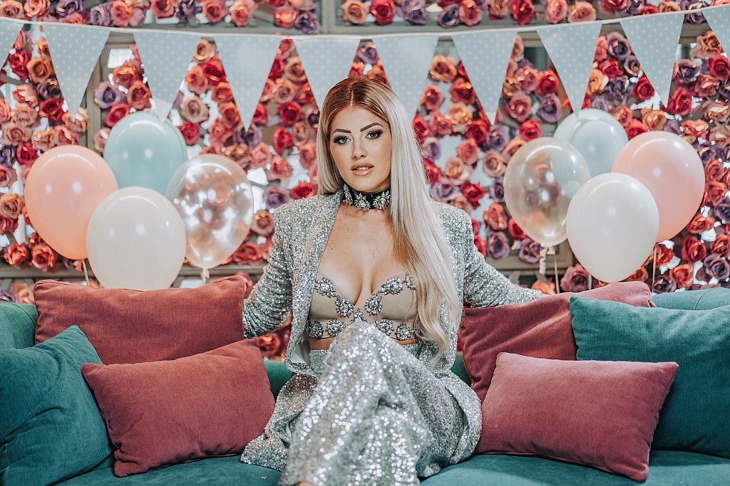 Popularna Nina Donelli izvedbom pjesme “Lude noći” garantira nezaboravan provod