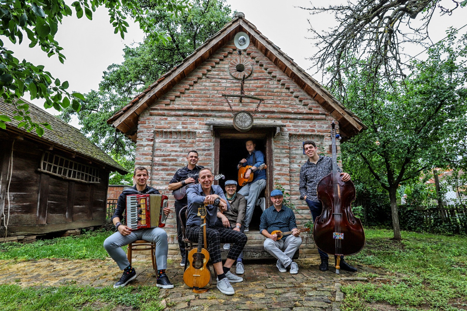 Slavonija i Baranja kakve su nekad bile – Garavi snimili novi spot i oživjeli neka davna vremena Slavonija i Baranja kakve su nekad bile – Garavi snimili novi spot i oživjeli neka davna vremena