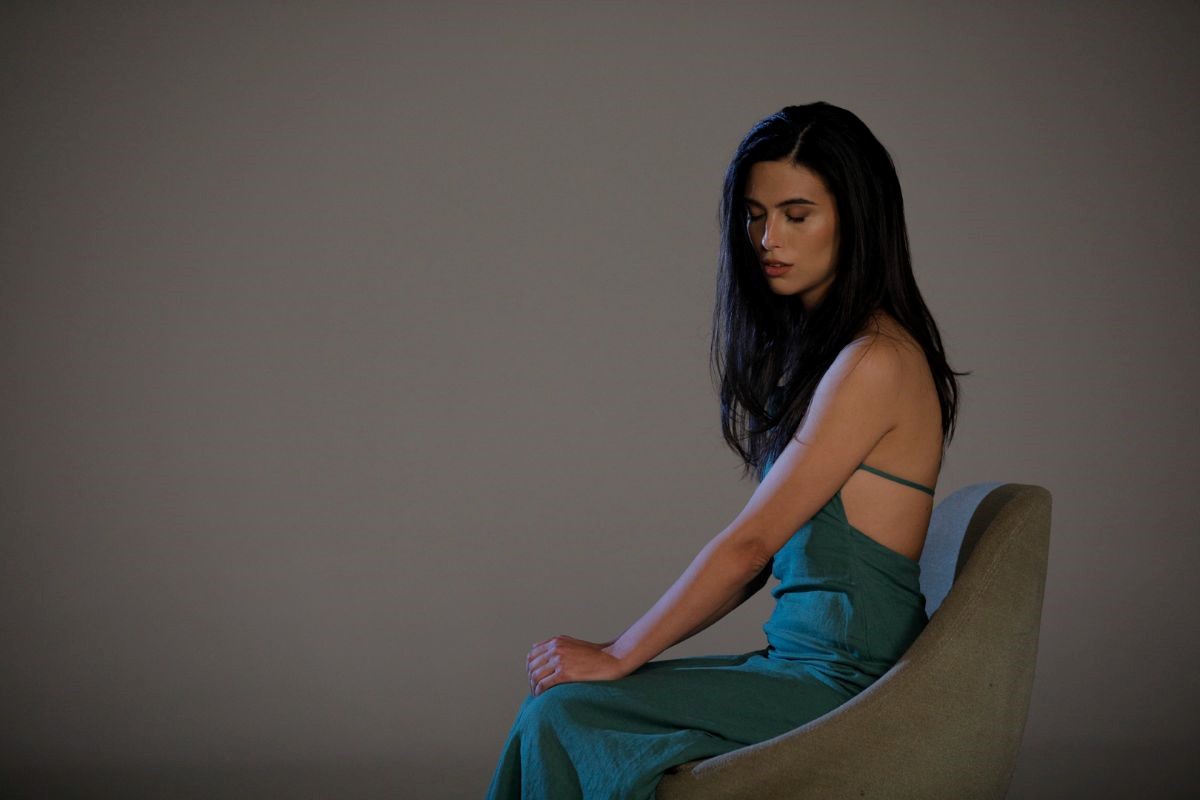 Hristinini “Usamljeni ljudi” – Uspavanka za otuđenost Hristinini “Usamljeni ljudi” – Uspavanka za otuđenost