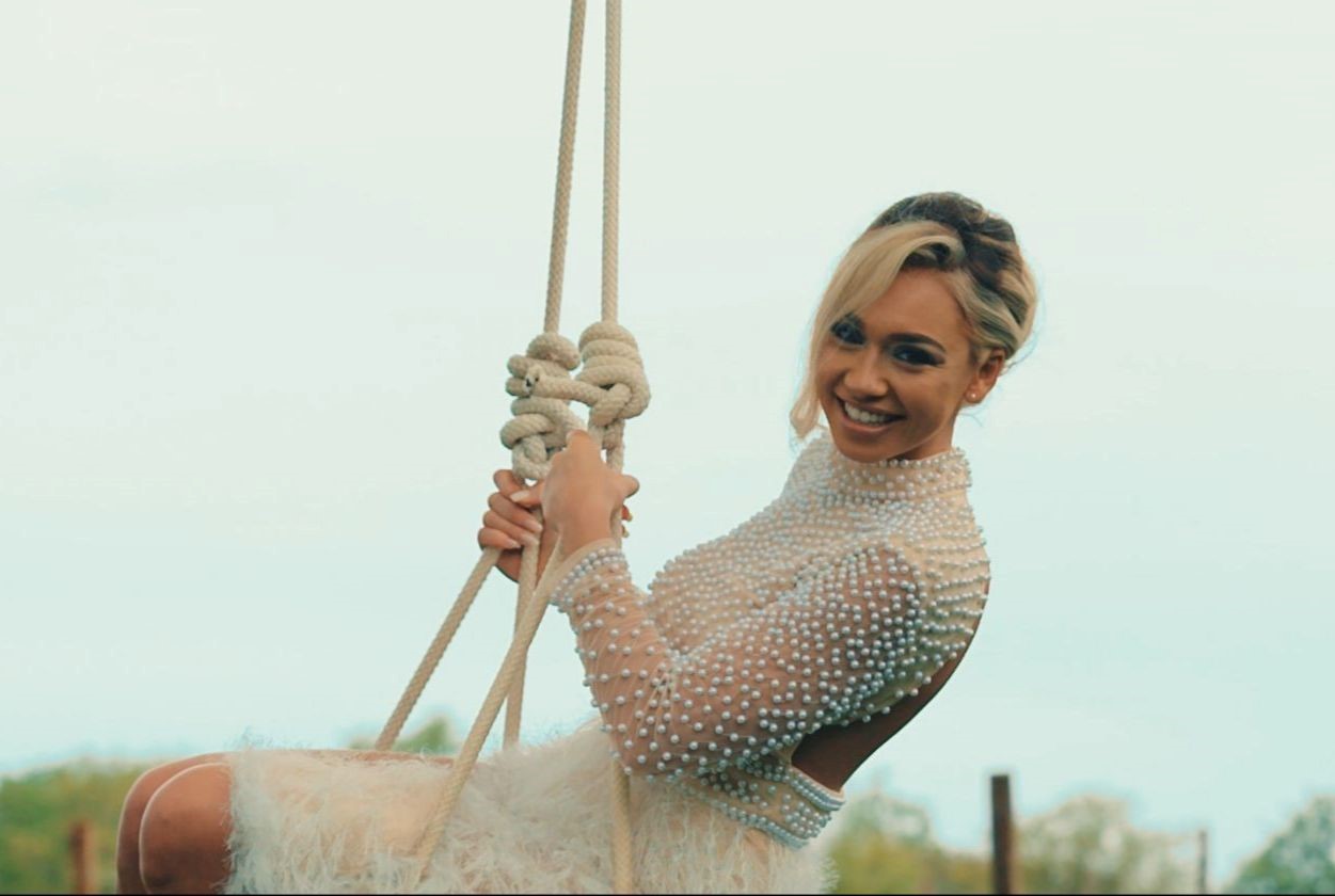 Valentina Krajna ima novi singl i spot “Radujem se” Valentina Krajna ima novi singl i spot “Radujem se”