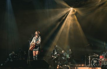 Mia Dimšić oduševila i rasplesala publiku vrhunskim koncertom u Lisinskom