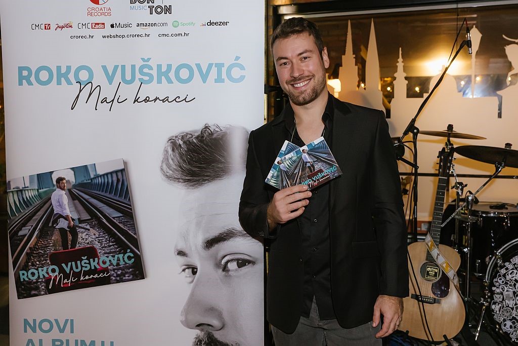 Roko Vušković oduševio live svirkom na koncertnoj promociji svog prvog albuma “Mali koraci”