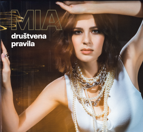 Mia Dimšić predstavlja “Društvena pravila”