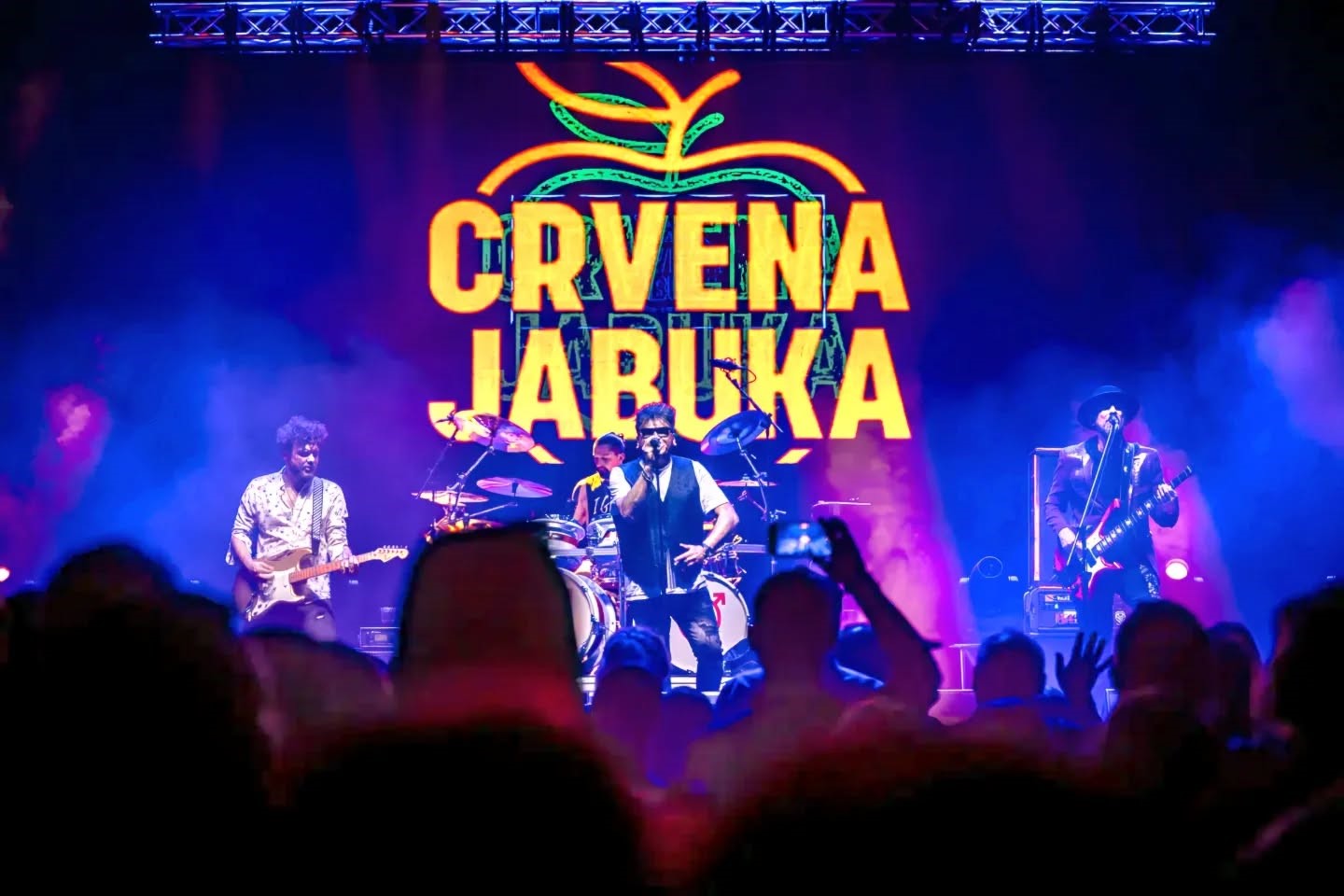 Crvena Jabuka rasplamsala emocije u Varaždinu – Četrdeset godina glazbene magije