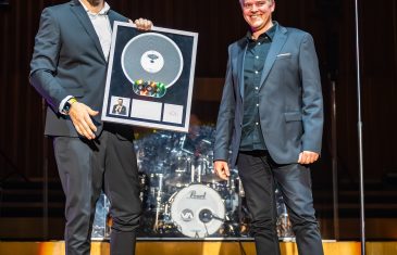 PETRU GRAŠI URUČEN MULTI-PLATINUM AWARD NA OBLJETNIČKOM KONCERTU