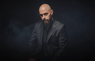 Max Hozić ponovno na festivalskoj sceni s pjesmom koja miriše na sjećanja – “Za jednu kap tvog parfema”