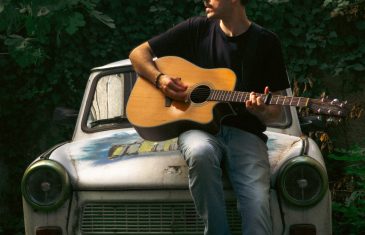Seed Holden objavio novi singl i videospot za pjesmu Searching (For) My North
