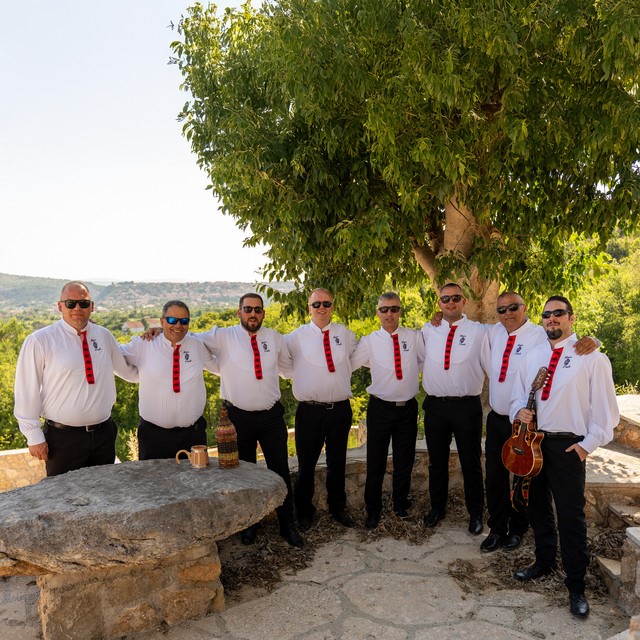 Emotivna dalmatinska priča u novoj pjesmi Klape Drniš – Neće pisma Emotivna dalmatinska priča u novoj pjesmi Klape Drniš – Neće pisma