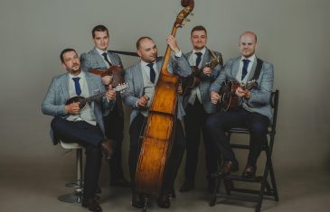 Tamburaši Divne godine na Zlatnim žicama Slavonije s pjesmom Kradem Bogu dane