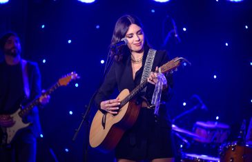 Mia Dimšić spaja tamburašku tradiciju i moderni pop u novoj pjesmi S tobom il’ bez tebe