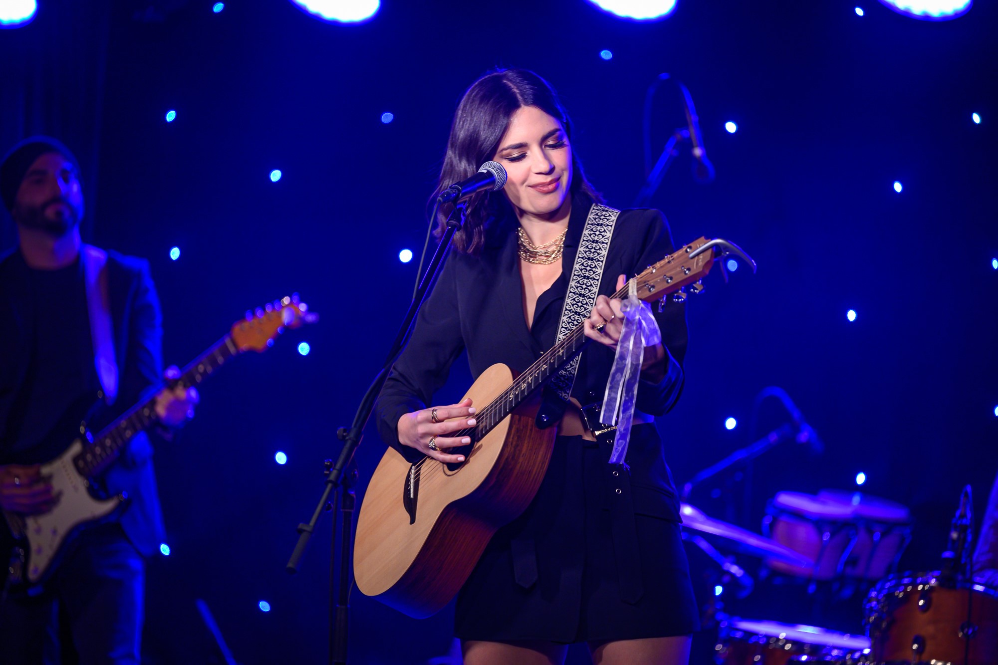 Mia Dimšić spaja tamburašku tradiciju i moderni pop u novoj pjesmi S tobom il’ bez tebe Mia Dimšić spaja tamburašku tradiciju i moderni pop u novoj pjesmi S tobom il’ bez tebe