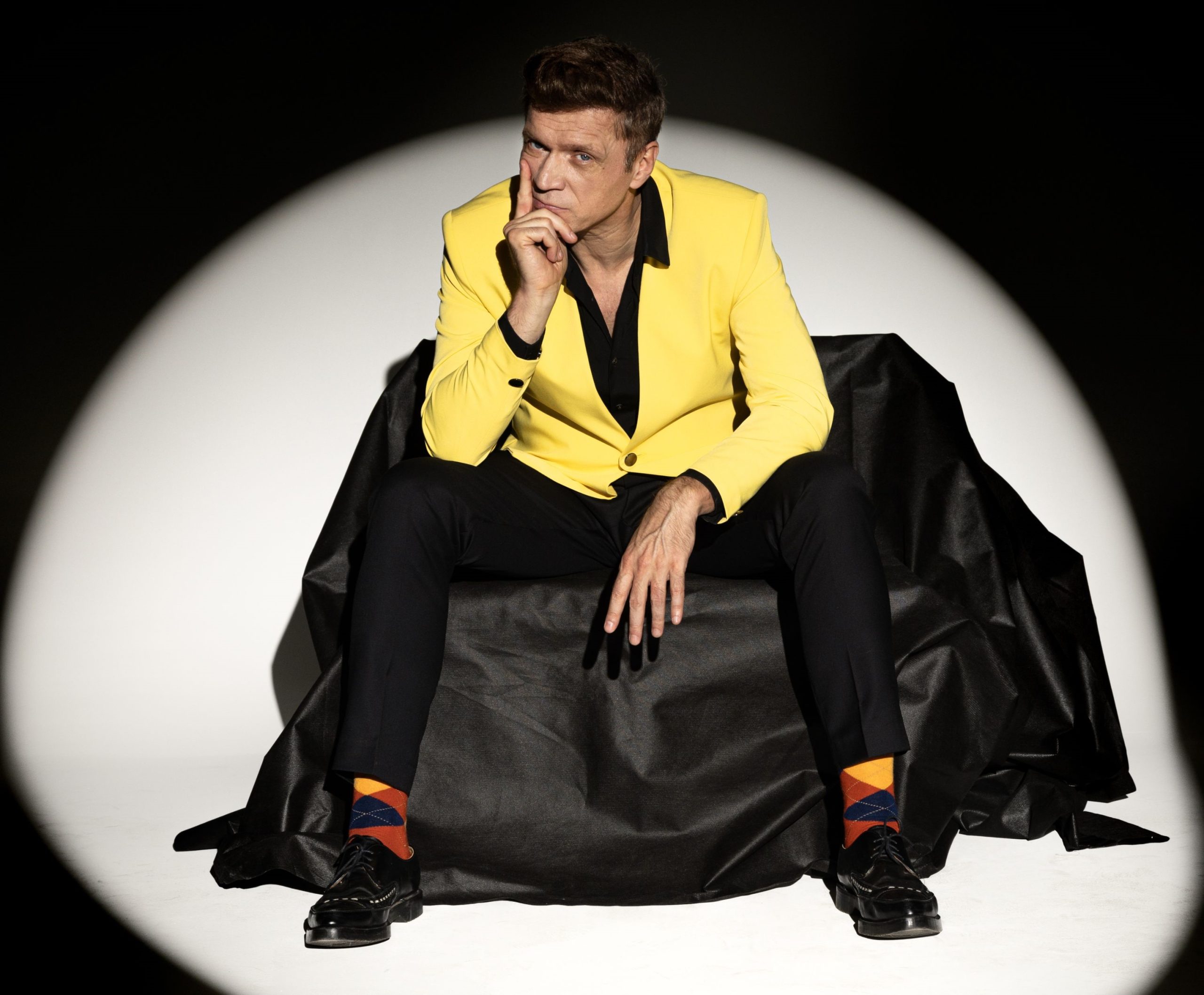 Swingers otkrivaju novi singl Baš me briga i misterioznu klapu Kombi