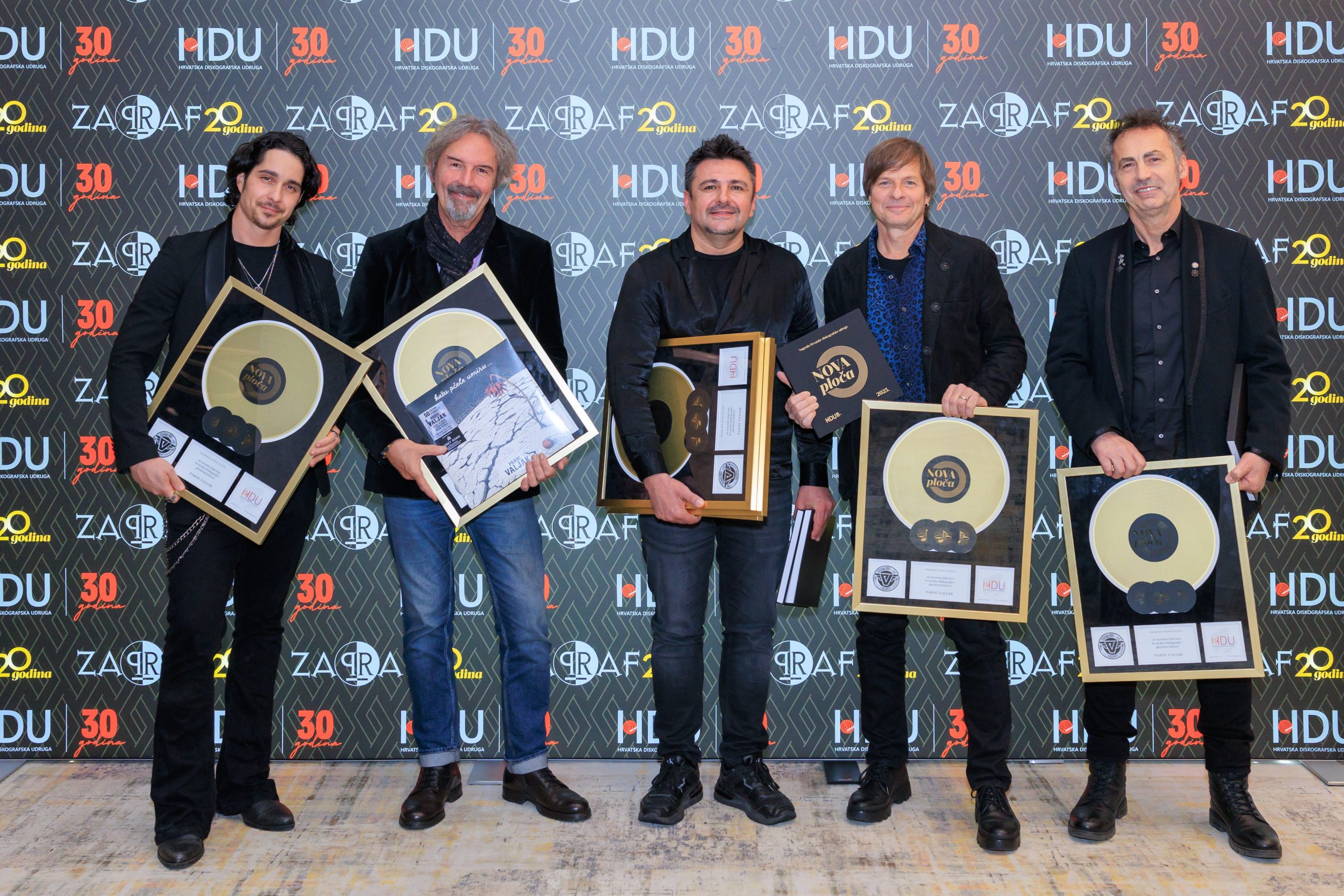 Uručeno priznanje Nova ploča Parnom Valjku, Josipi Lisac i Tončiju Huljiću