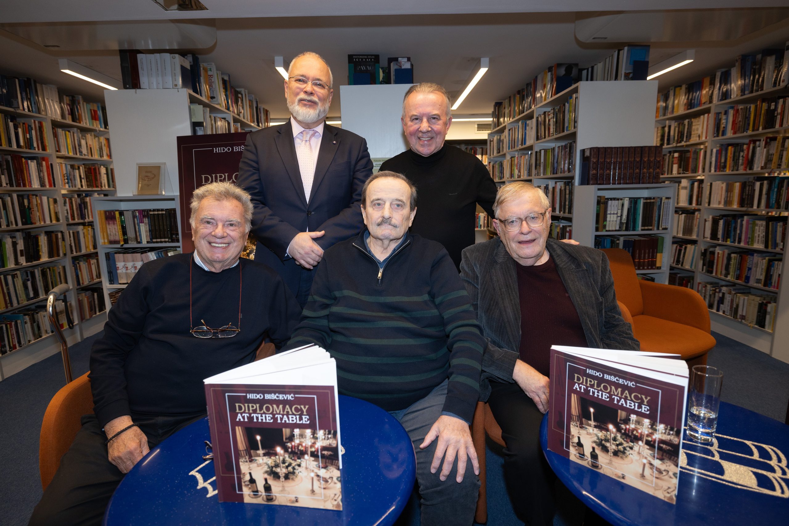 Predstavljena knjiga Diplomacy at the Table autora Hide Biščevića – gdje se susreću diplomacija i gastronomija Predstavljena knjiga Diplomacy at the Table autora Hide Biščevića – gdje se susreću diplomacija i gastronomija