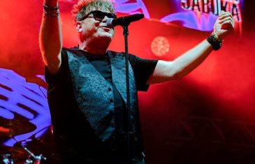 Crvena Jabuka priredila emotivni spektakl u Areni Zagreb, uz poseban hommage Halidu: “Ne postoje riječi kojima bi se opisala atmosfera večeras”