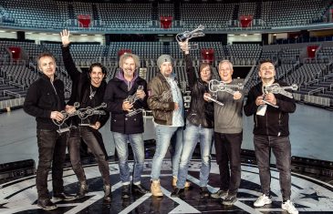 Najstarija hrvatska glazbena nagrada Music pub, autora Zlatka Turkalja, u petak je u Areni Zagreb dodijeljena grupi Parni valjak.