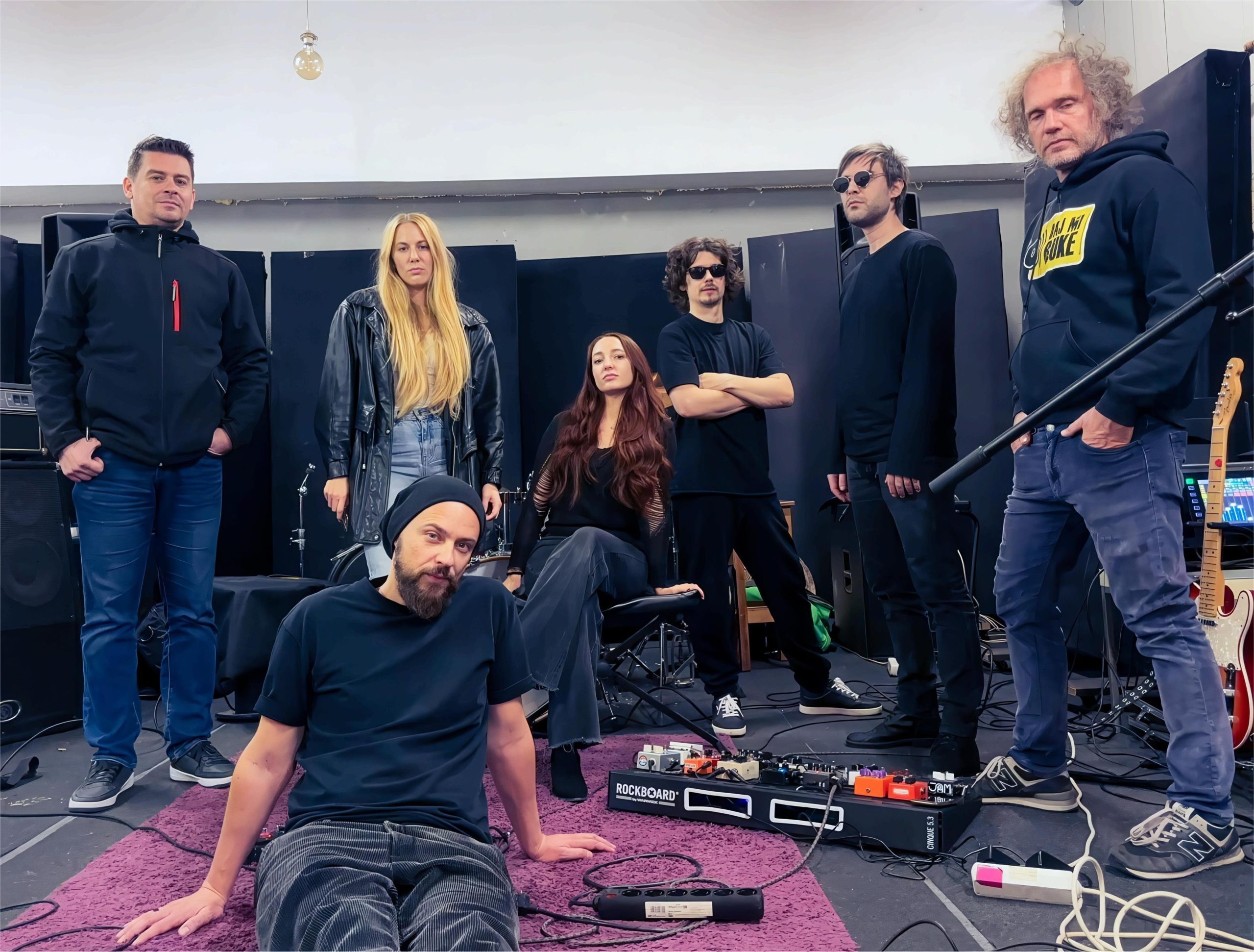 LES u suradnji s Ivankom Mazurkijević objavio pjesmu Vesna