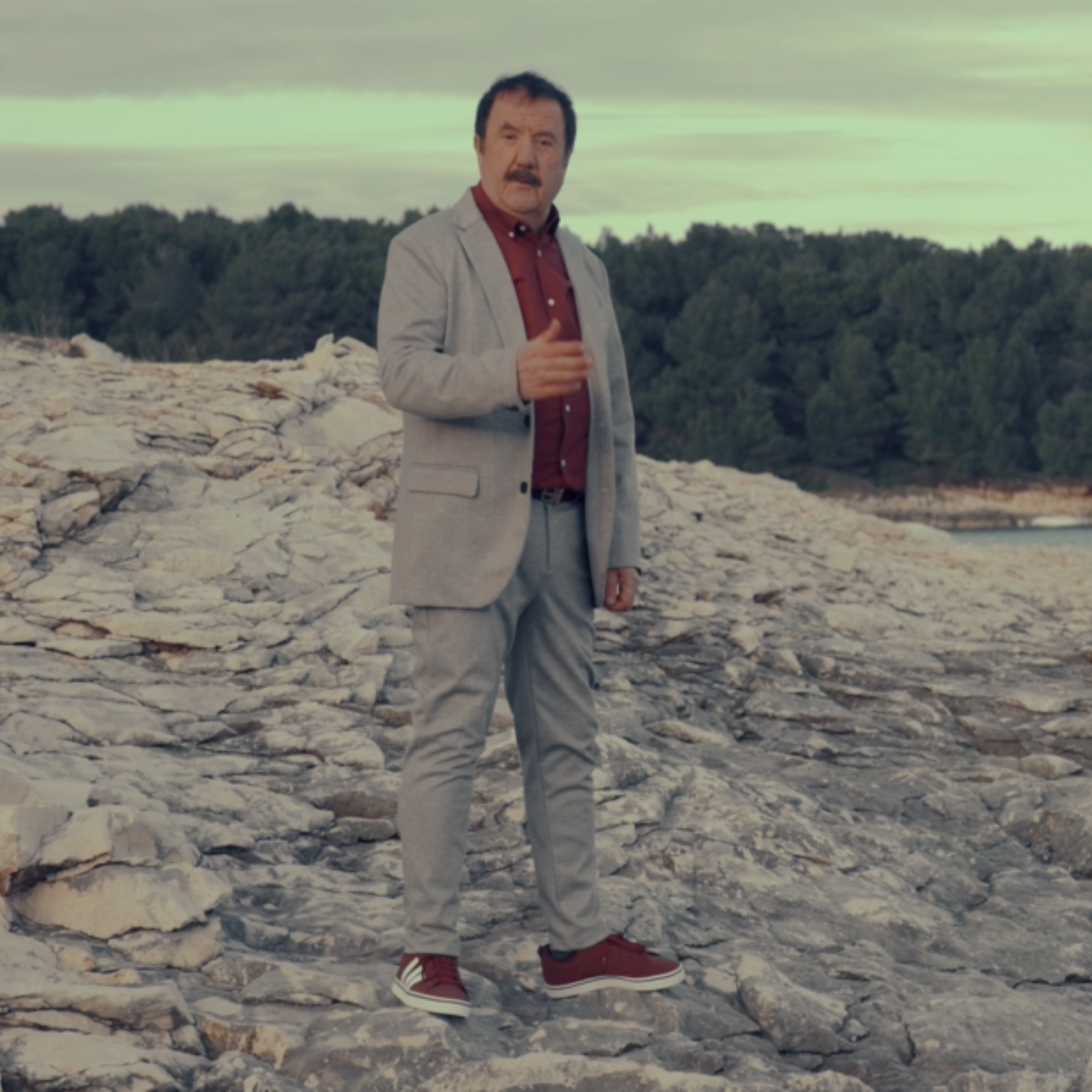 Elio Pisak predstavlja pjesmu Ostani tu