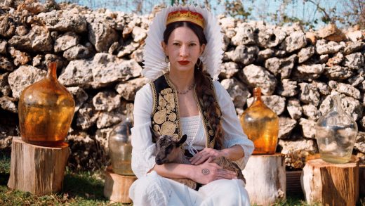 Nasmiješi se i nastavi po svom: Sara Renar objavila singl Smile & Wave uoči albuma Nježne riječi