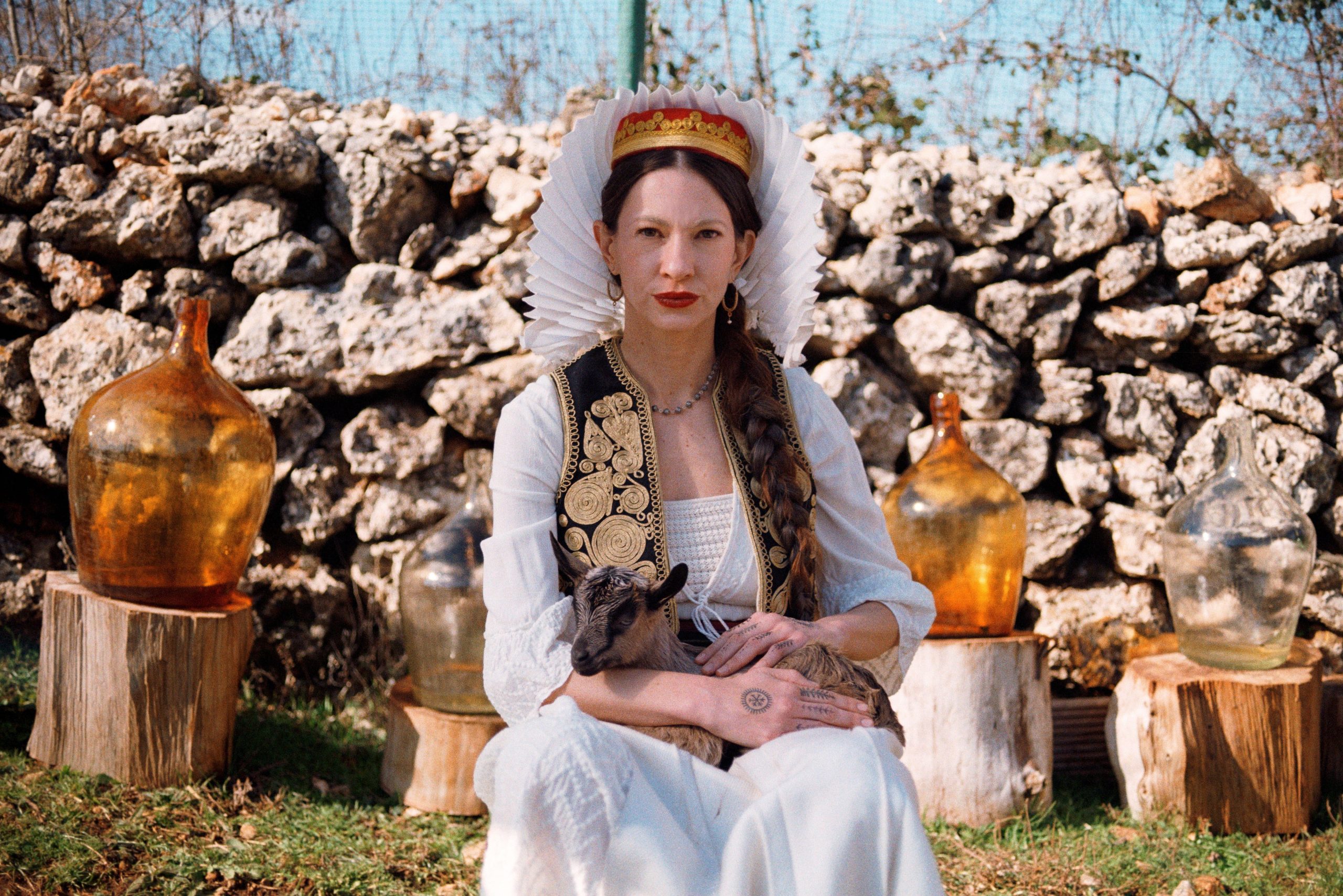 Nasmiješi se i nastavi po svom: Sara Renar objavila singl Smile & Wave uoči albuma Nježne riječi Nasmiješi se i nastavi po svom: Sara Renar objavila singl Smile & Wave uoči albuma Nježne riječi