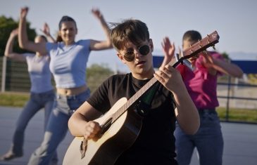 Mladi glazbenik Leo Rados predstavlja novi singl Kako da vidim nju