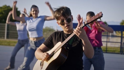 Mladi glazbenik Leo Rados predstavlja novi singl Kako da vidim nju