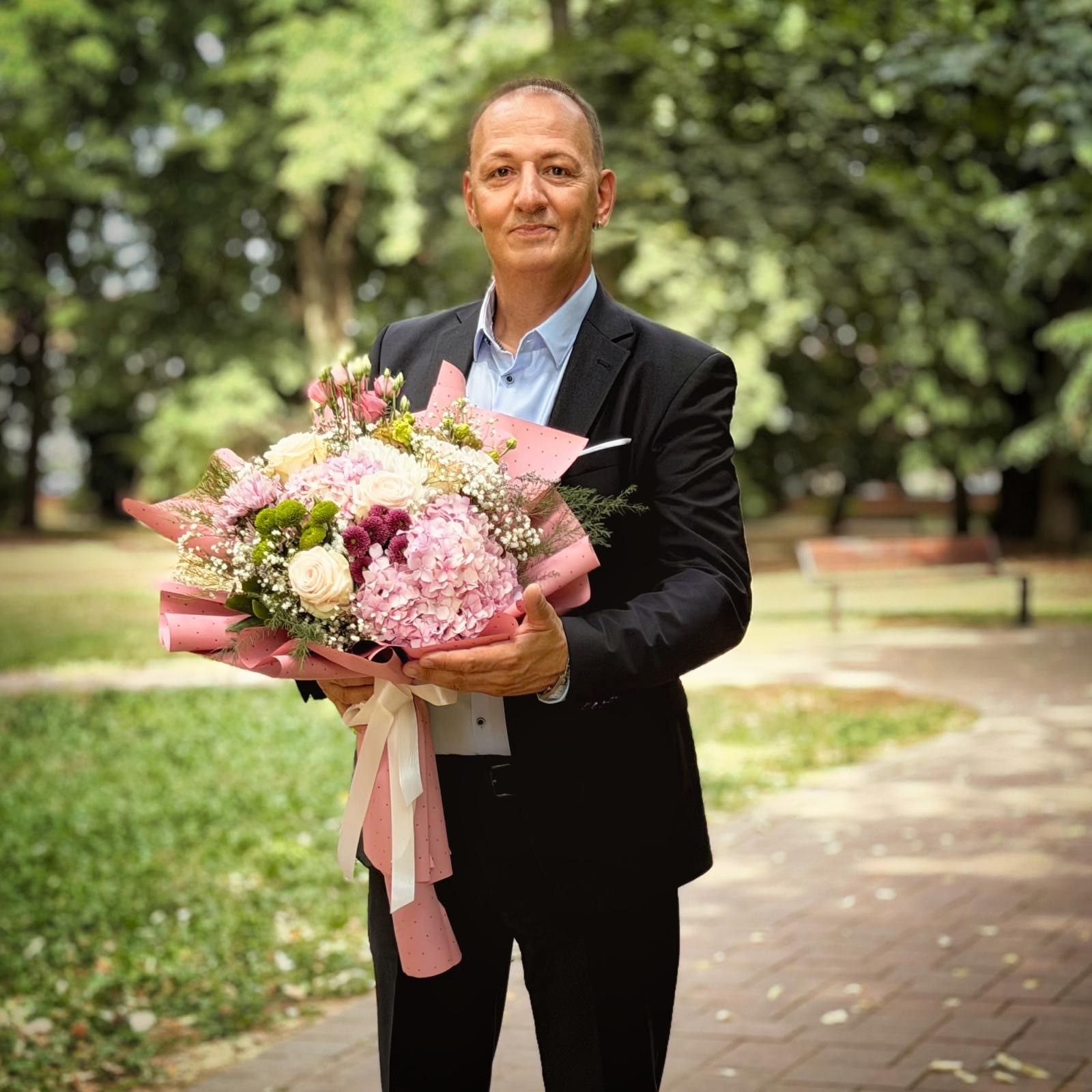 Ivica Šeperić donosi novi singl i spot Sretan ti rođendan majko Ivica Šeperić donosi novi singl i spot Sretan ti rođendan majko