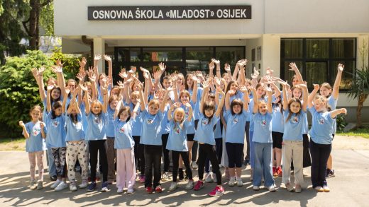 Mali i veliki zbor Osnovne Škole Mladost iz Osijeka objavili himnu škole Mali i veliki zbor Osnovne Škole Mladost iz Osijeka objavili himnu škole